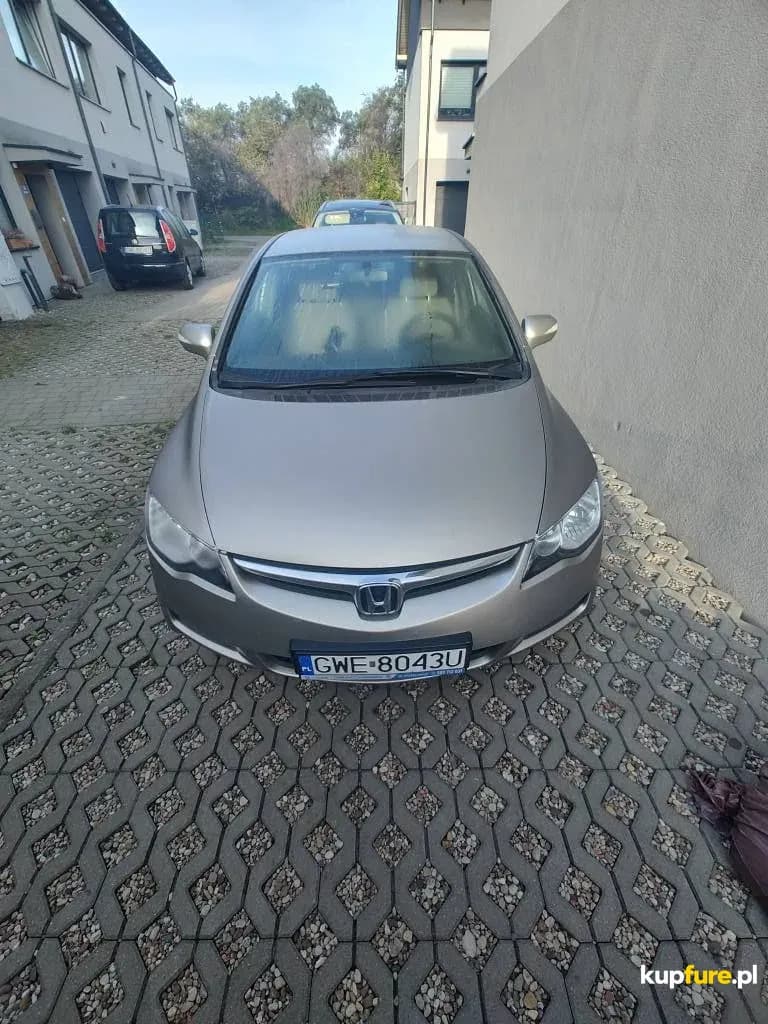 Honda Civic 8 sedna 1.8 140KM.